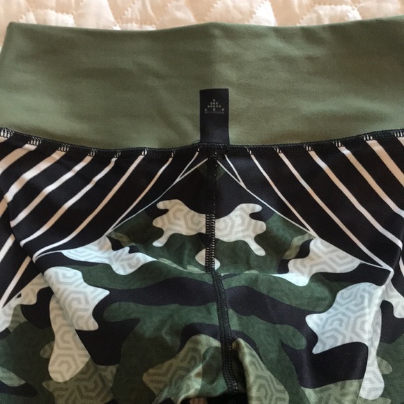 Activewear Camo Design Leggings, Compression fabric One Size Fits Most.Like New. - Picture 6 of 6